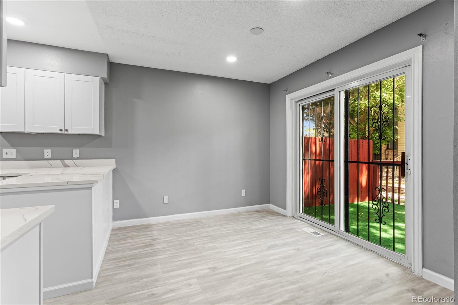 Photo 7 of 27 of 806 S Joplin Circle townhome