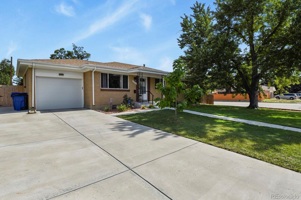 Photo of 1092 S Iris Street, Lakewood, CO 80226 (MLS # 3733114)