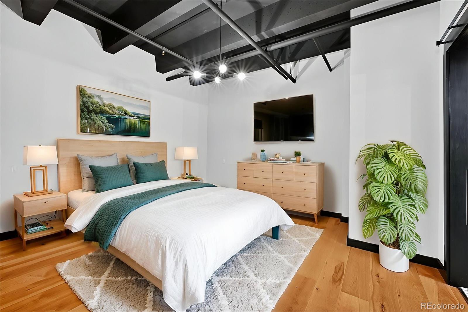 20 Boulder Crescent Street 202