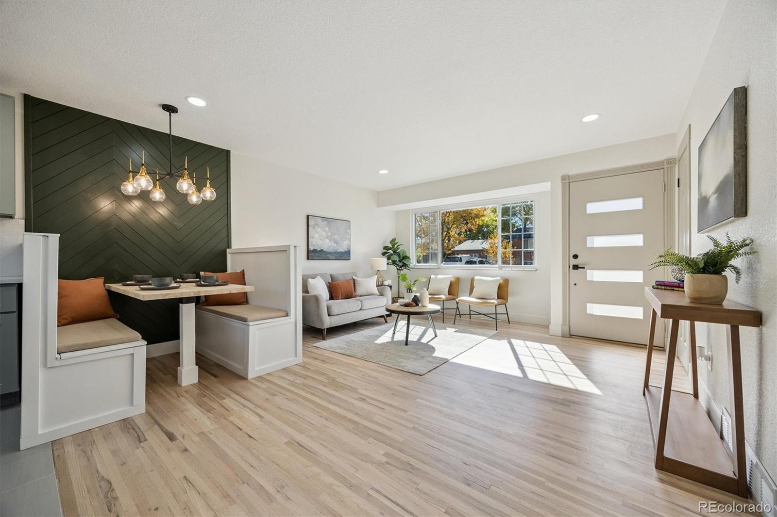 707 W Easter Avenue