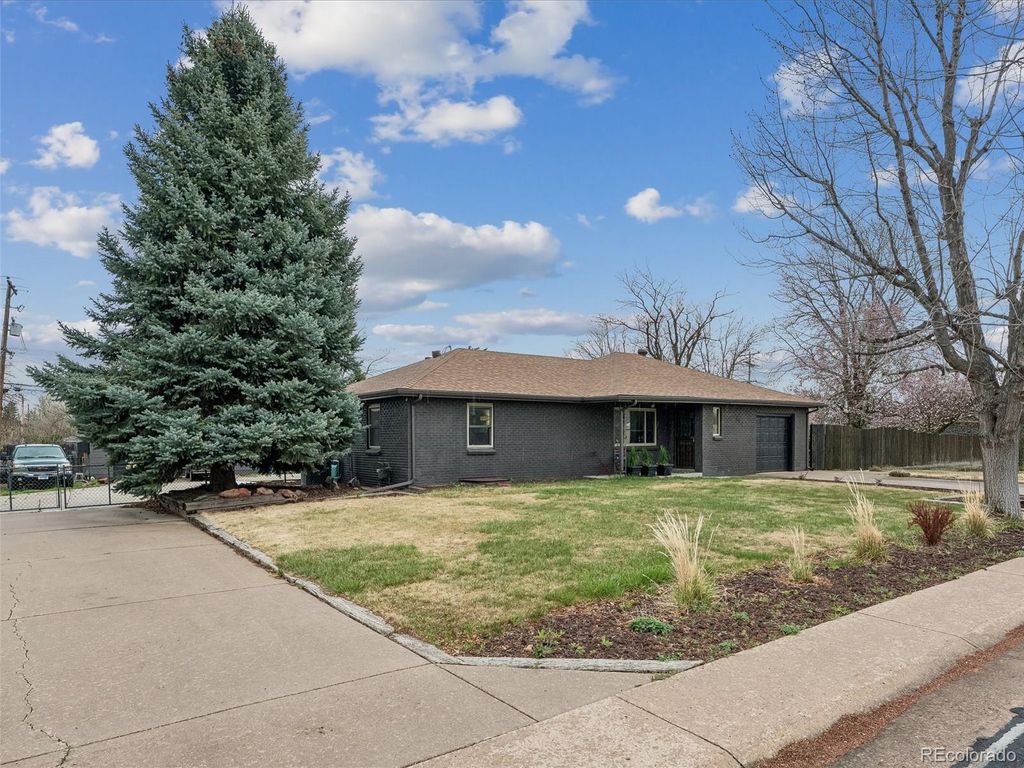Photo of 850 S Flower Street, Lakewood, CO 80226 (MLS # 8241921)