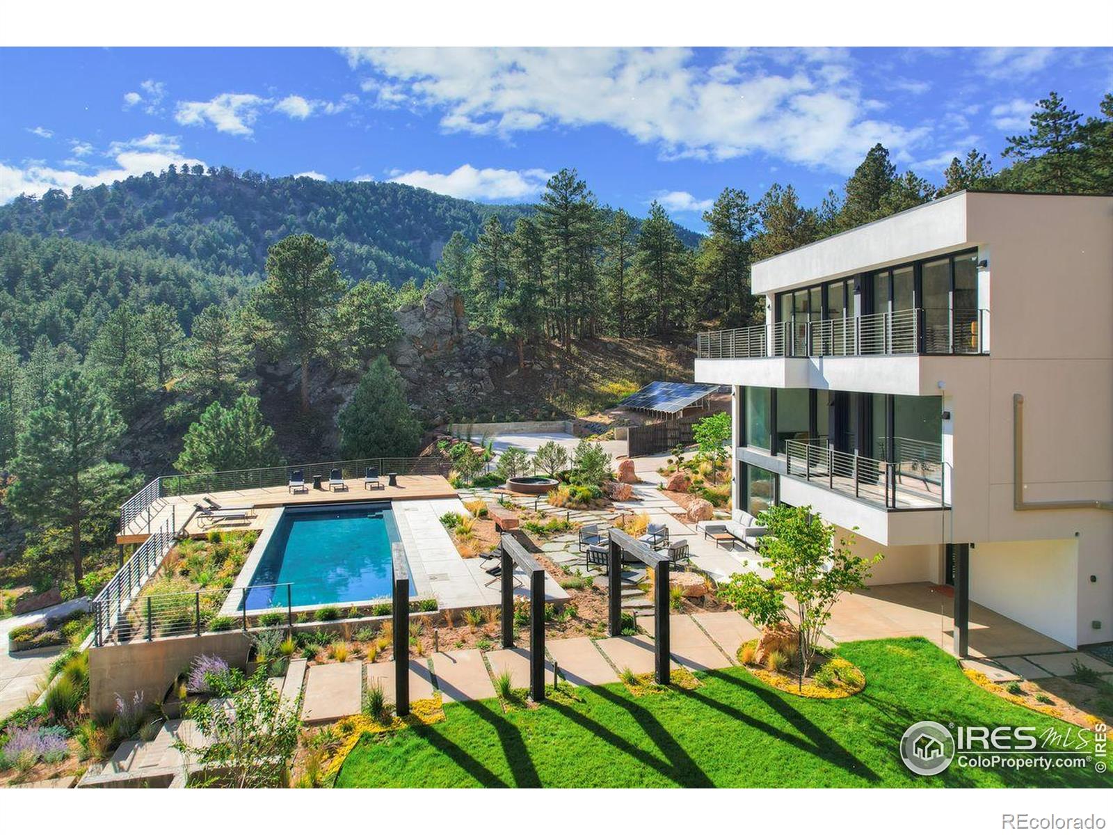 228 Lion Point