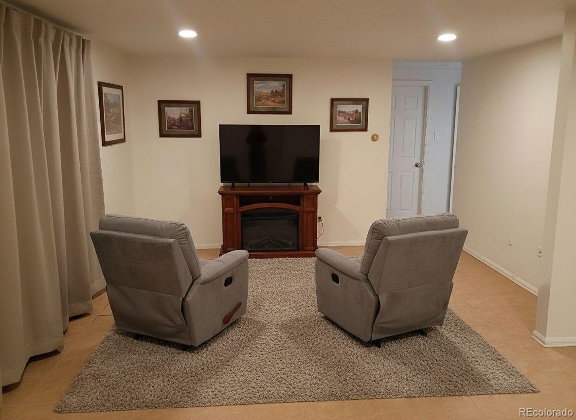 1525 S Holly Street 101