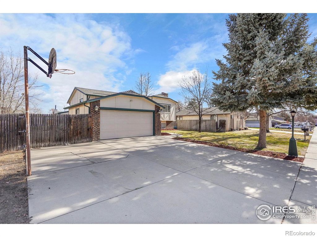 Photo of 1542 Cambridge Drive, Longmont, CO 80503 (MLS # IR1048066)