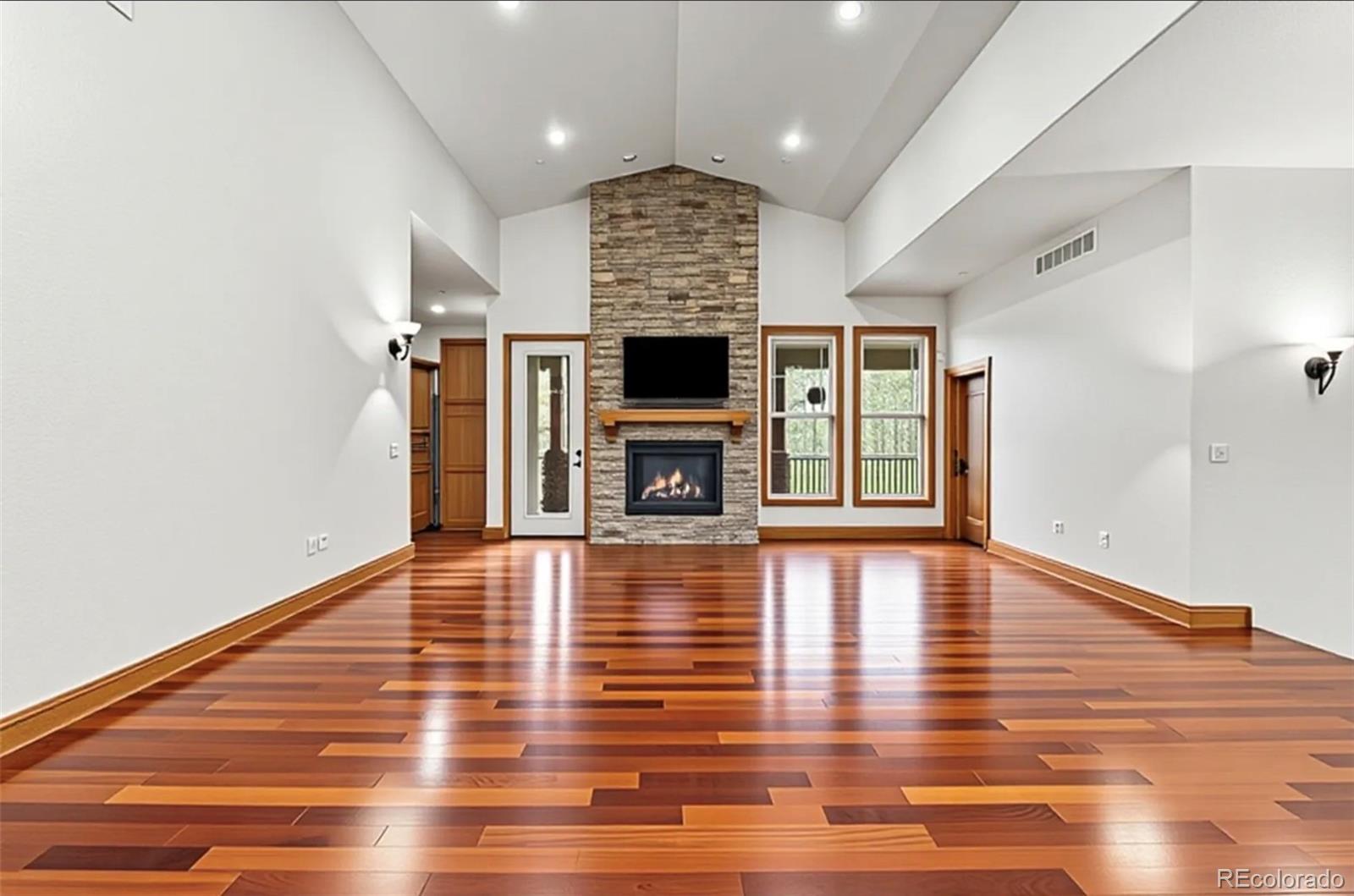 1587 Avenida Del Sol