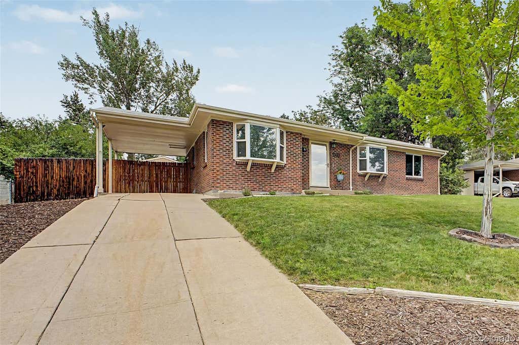 Photo of 1040 W Longview Avenue, Littleton, CO 80120 (MLS # 9215342)