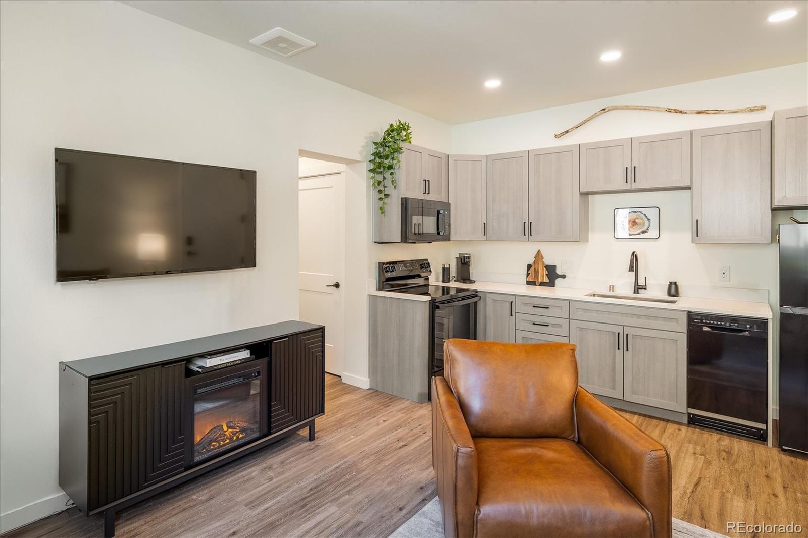 2121 Hummingbird Way 201