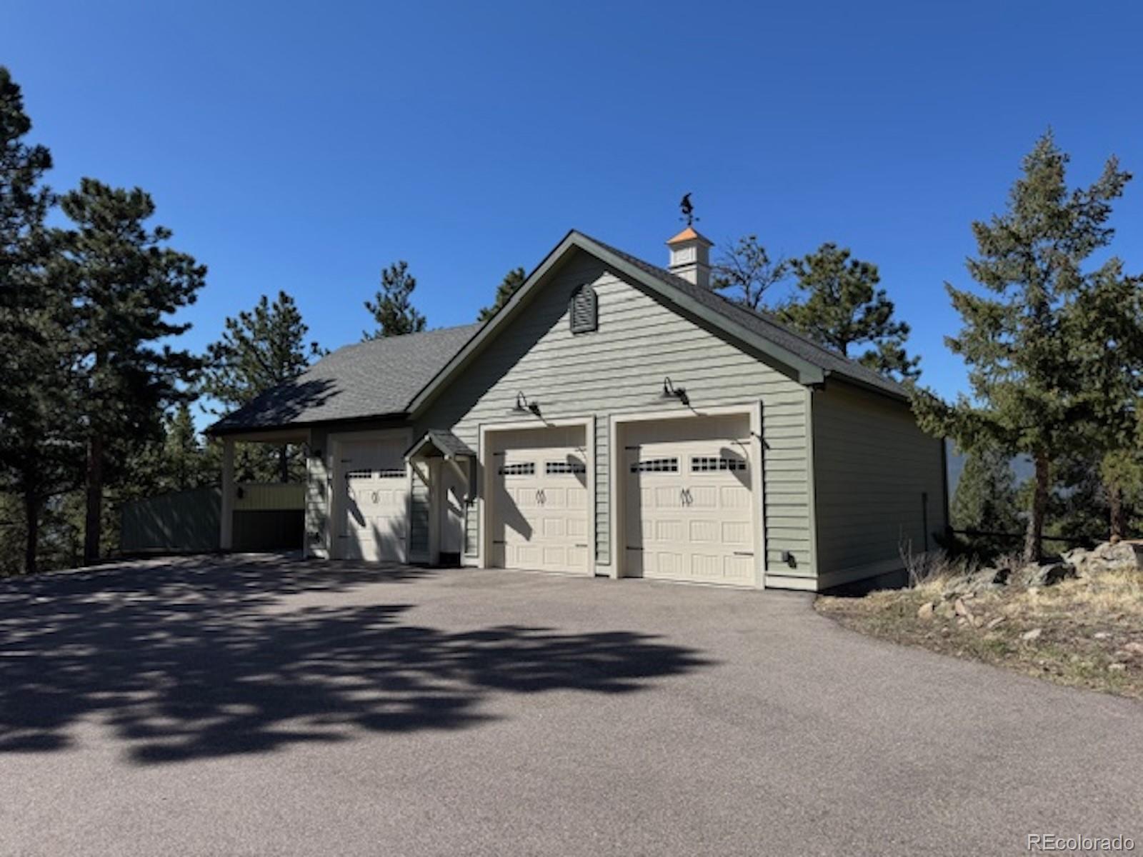 220 Ravenswood Court