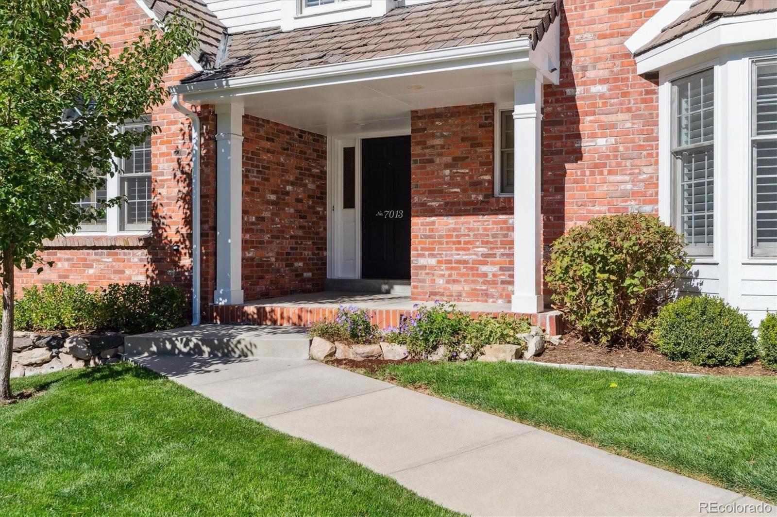 7013 S Locust Circle