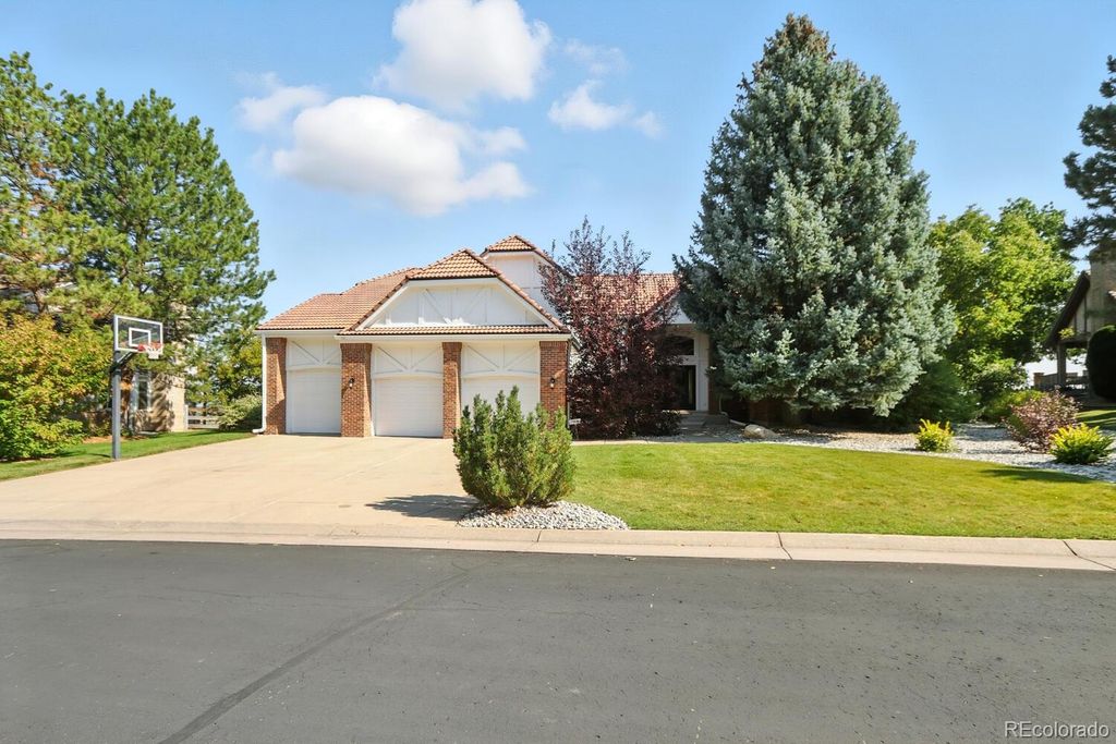 Photo of 31 Falcon Hills Drive, Highlands Ranch, CO 80126 (MLS # 9647294)
