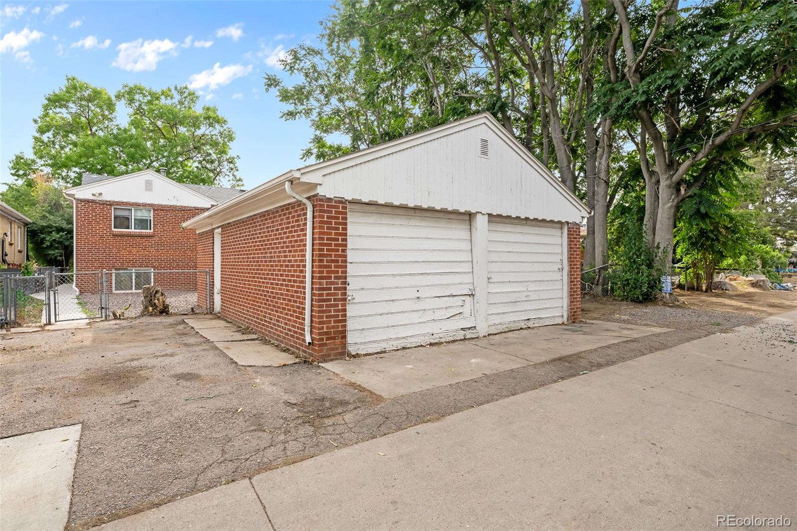 1555-1557 N Tamarac Street