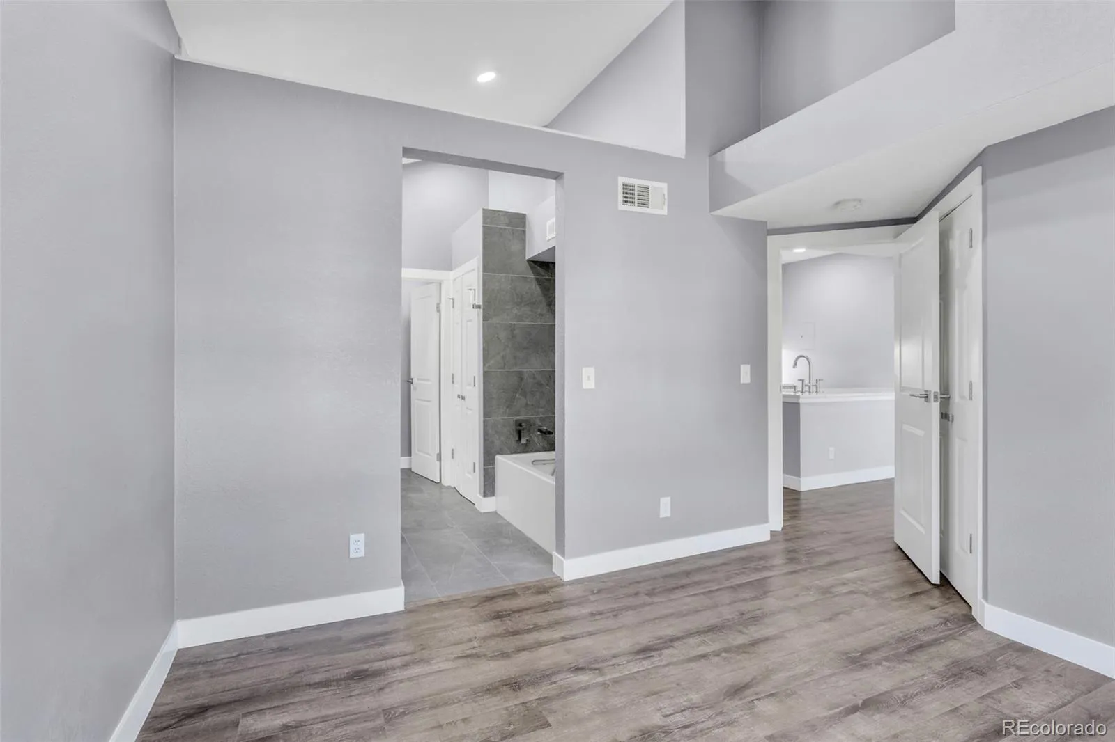 Greenwood Village, Colorado 80111, United States, 2 Bedrooms Bedrooms, ,2 BathroomsBathrooms,Residential,Active,245880