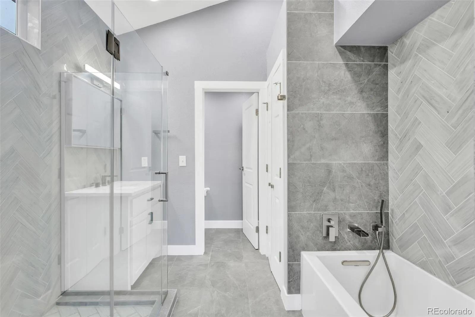 Greenwood Village, Colorado 80111, United States, 2 Bedrooms Bedrooms, ,2 BathroomsBathrooms,Residential,Active,245880