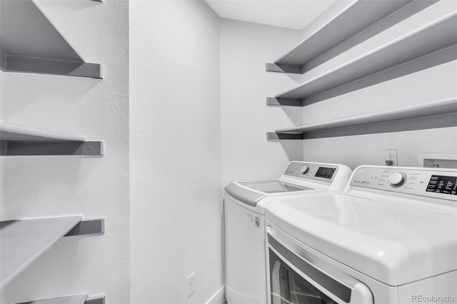 Greenwood Village, Colorado 80111, United States, 2 Bedrooms Bedrooms, ,2 BathroomsBathrooms,Residential,Active,245880