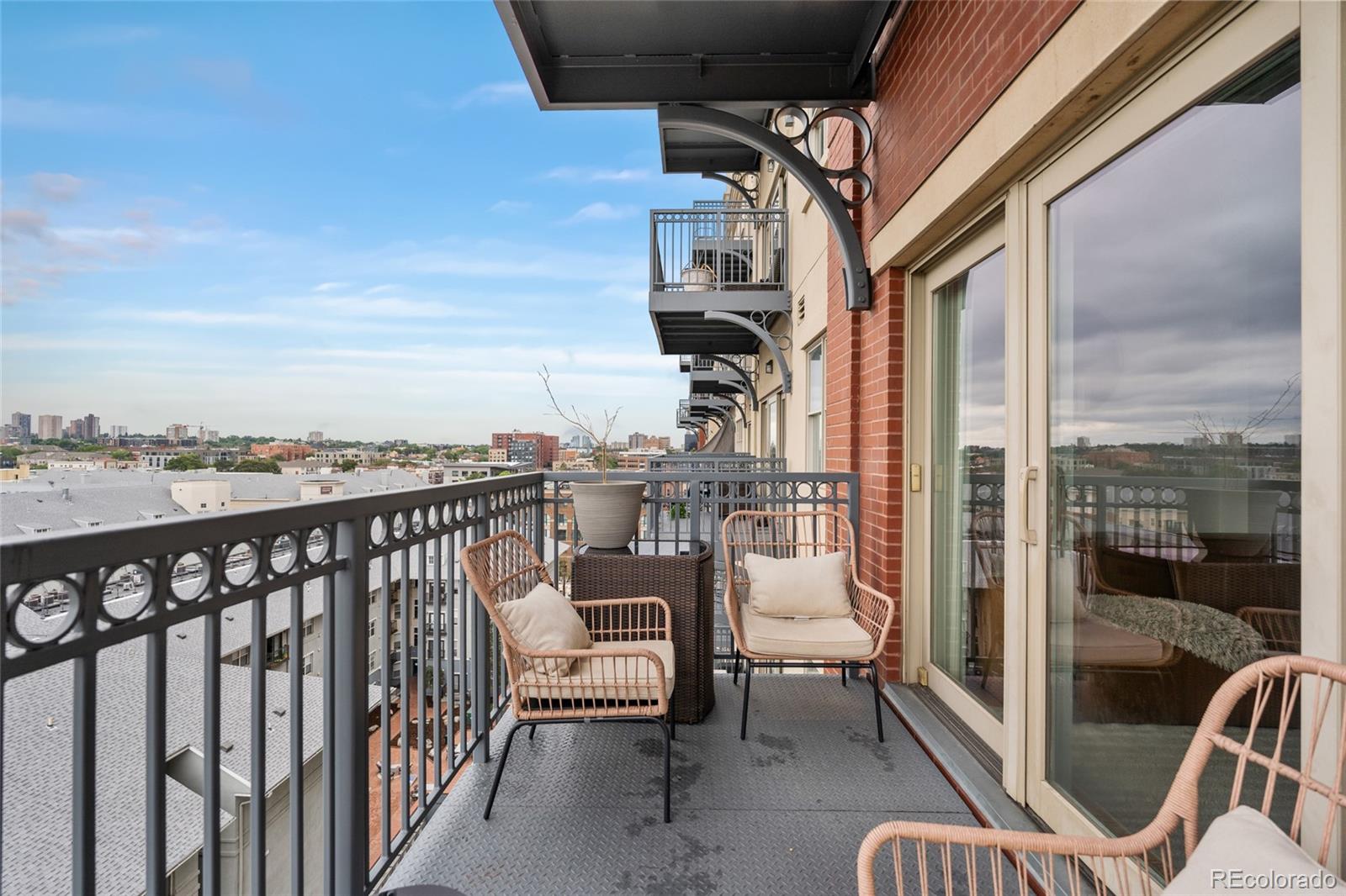 1950 N Logan Street 905