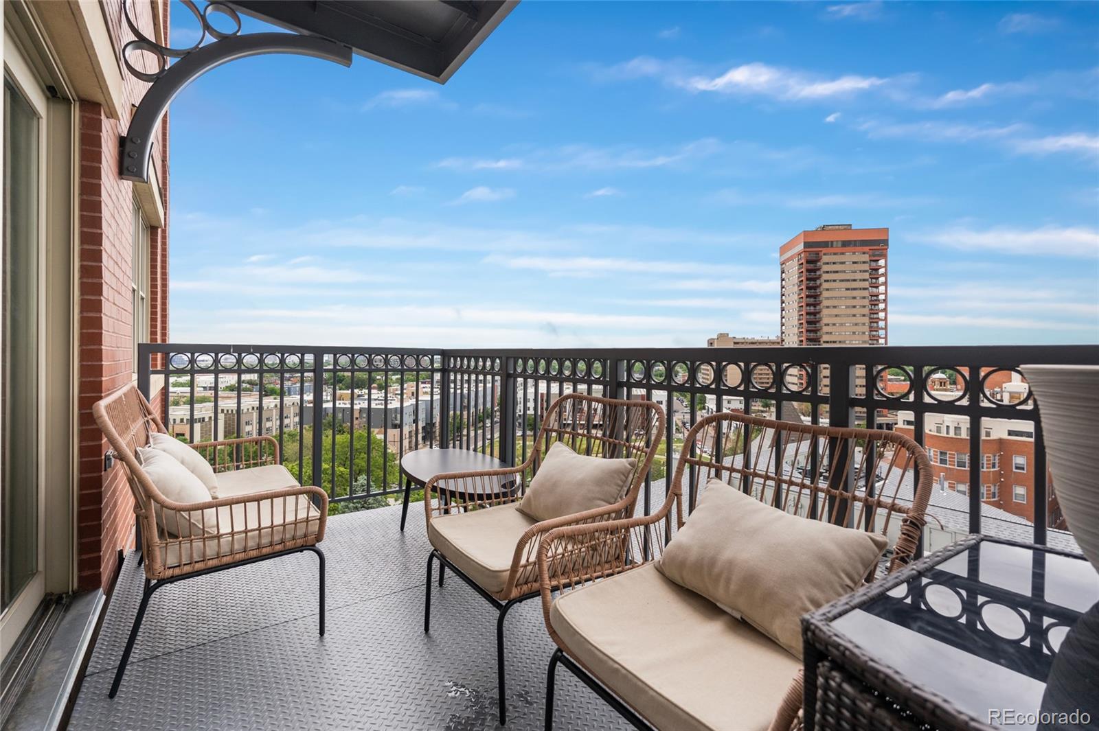 1950 N Logan Street 905