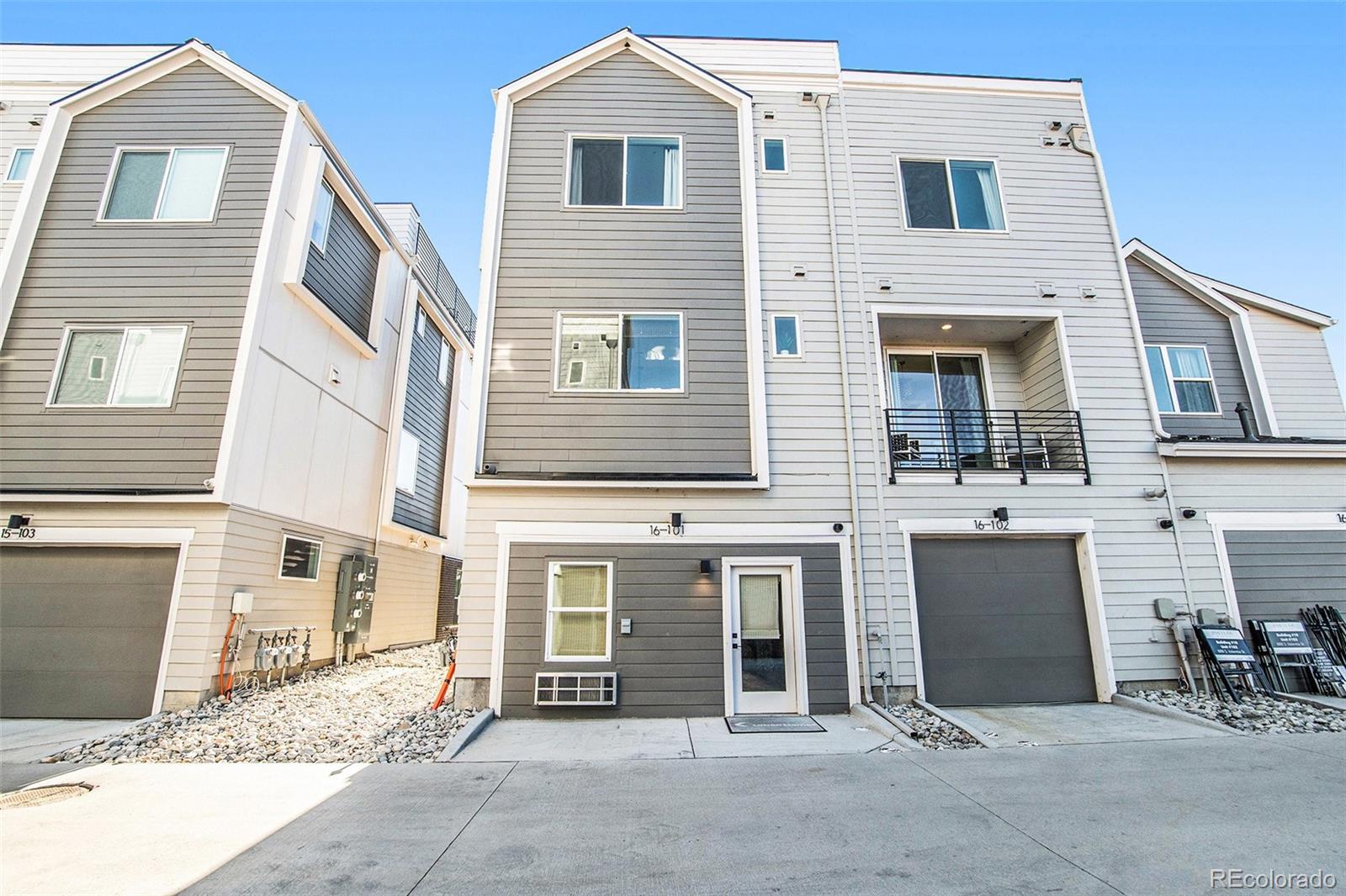 888 S Valentia Street 13