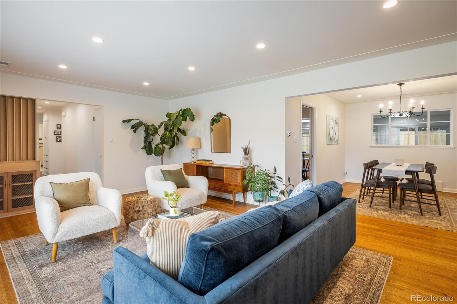 2605 E Flora Place
