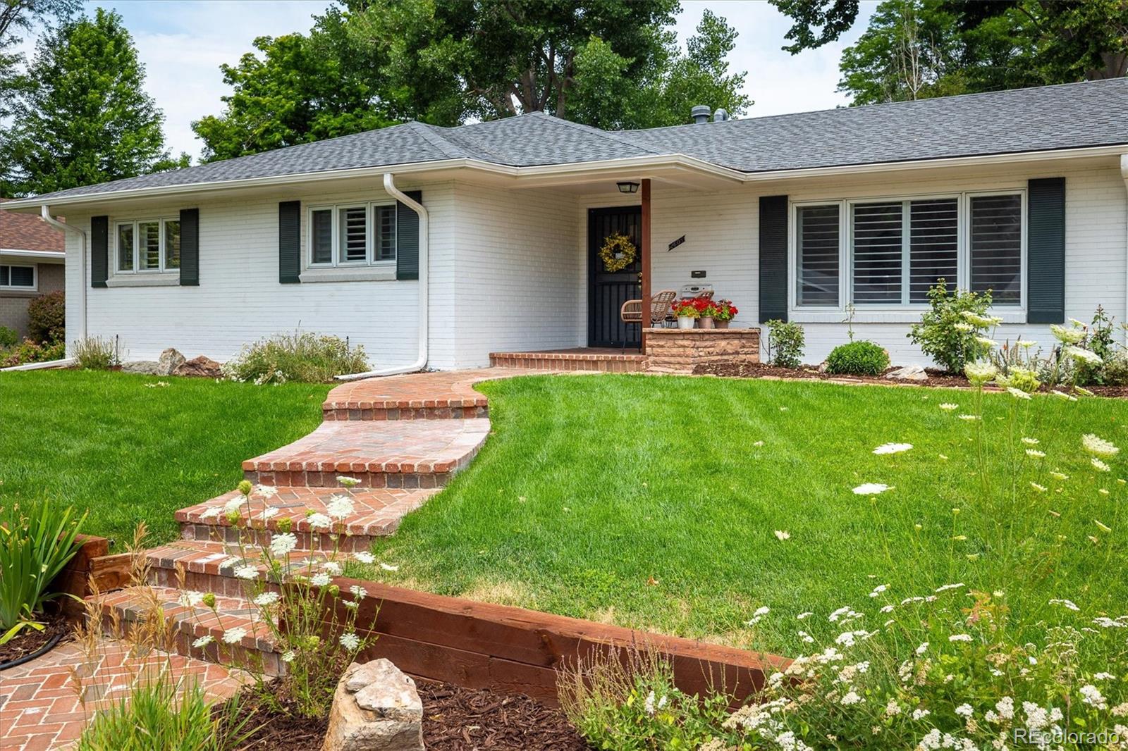 2605 E Flora Place