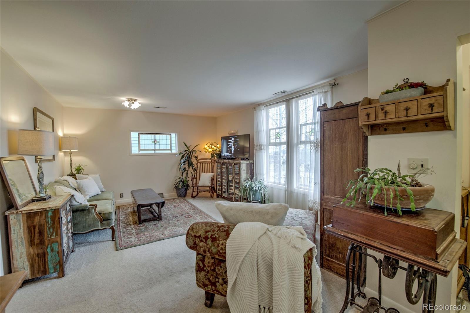 419 E 10th Street