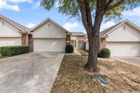Photo of 233 Heritage Hill Drive, Lewisville, TX 75067 (MLS # 21225050)