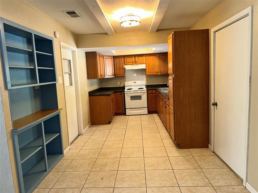 Welcome to 145 Price Drive, Lewisville, TX 75067, a well-located and move-in-ready lease opportunity in the heart of one of North Texas’ most desirable and fast-growing cities. This property offers the perfect blend of comfort, convenience, and accessibility—ideal for tenants seeking proximity to major employment hubs, shopping, dining, and recreation.
Situated just minutes from I-35E, SH-121, and Sam Rayburn Tollway, this home provides an easy commute to Dallas, Plano, Frisco, and DFW International Airport. The surrounding area is rich with amenities, including Vista Ridge Mall, Old Town Lewisville, Grandscape, and a variety of restaurants, retail, and entertainment options.
Residents will enjoy being close to Lewisville Lake, offering boating, trails, parks, and outdoor recreation, as well as nearby green spaces and community parks. The property is located within the Lewisville ISD, known for its strong educational programs and community involvement.
This home is nestled in an established neighborhood that offers both privacy and convenience, making it an excellent choice for professionals, families, or anyone looking to enjoy a central location with suburban comfort.
Don’t miss this opportunity to lease a home in a prime Lewisville location where lifestyle, accessibility, and community come together. Schedule your private showing today and experience the value this property has to offer.