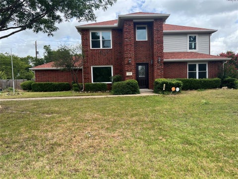 Photo of 1204 Hillside Drive, Justin, TX 76247 (MLS # 21296909)