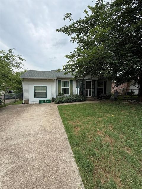 Photo of 2122 Fort Worth Street, Grand Prairie, TX 75050 (MLS # 21275396)