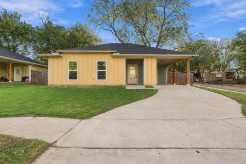 Photo of 1116 S 6th Avenue, Denison, TX 75021 (MLS # 21410559)