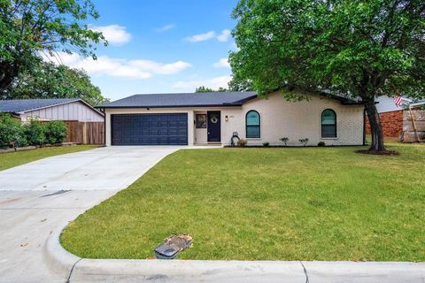 Photo of 1914 Kynette Drive, Euless, TX 76040 (MLS # 21091680)