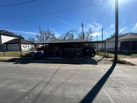 Photo of 1638 Stoneman Street, Dallas, TX 75215 (MLS # 21158021)