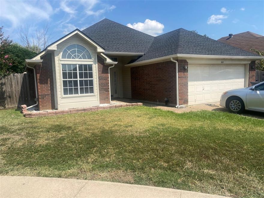 Reduced Reduced Reduced This beautiful 3 bedrooms 2 bathroom and 2 car garage is in sort after Mansfied ISD and on a CUL DE Sac. This house is priced less than $300k. This house is recently painted. There is gardening area in the back of the yard. Motivated seller. Bring your offers today.
Please do not adjust the thermostat, turn off lights after showings.