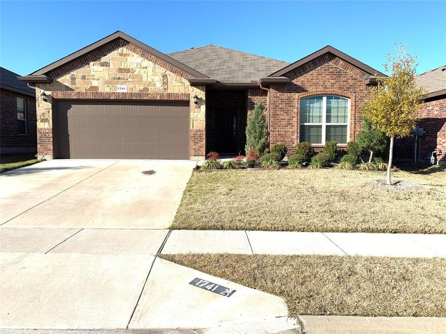 Very nice home in a great location is ready for you to move in