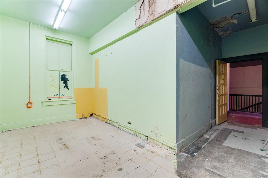 City Of Paris - Commercial Sale