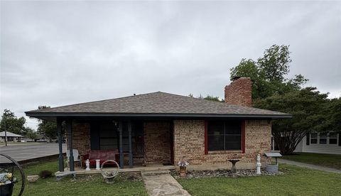 Photo of 305 N Union ST, Whitesboro, TX 76273 (MLS # 21258905)