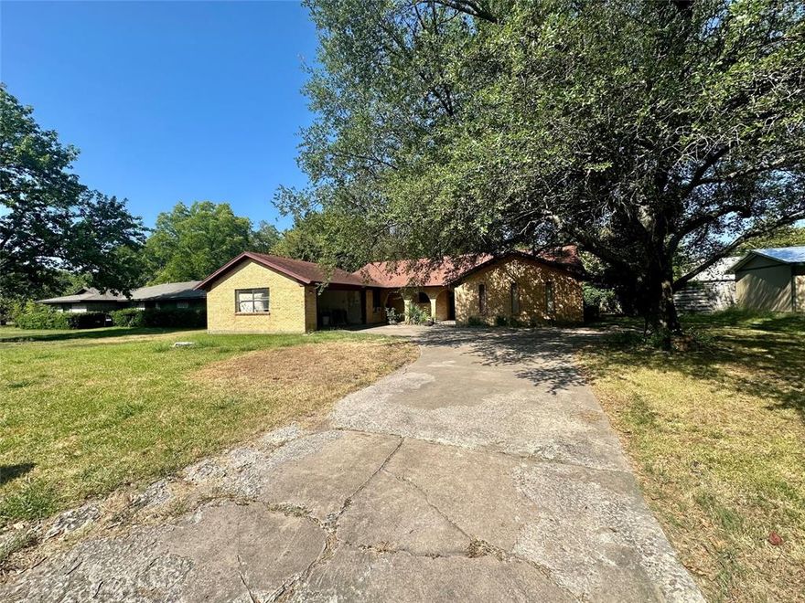 Motivated seller — bring your offers! This home features a solid structure, a practical floor plan, and plenty of room for customization. Great opportunity to create value and make it your own. Perfect for investors or buyers looking for a project with strong upside potential.