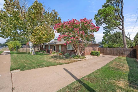 Photo of 3204 Brown Trail, Bedford, TX 76021 (MLS # 21394045)