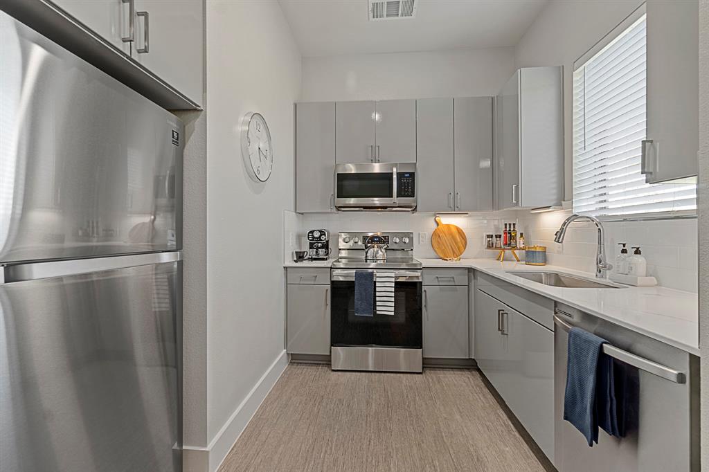 Mansions of Oak Point - Residential Lease