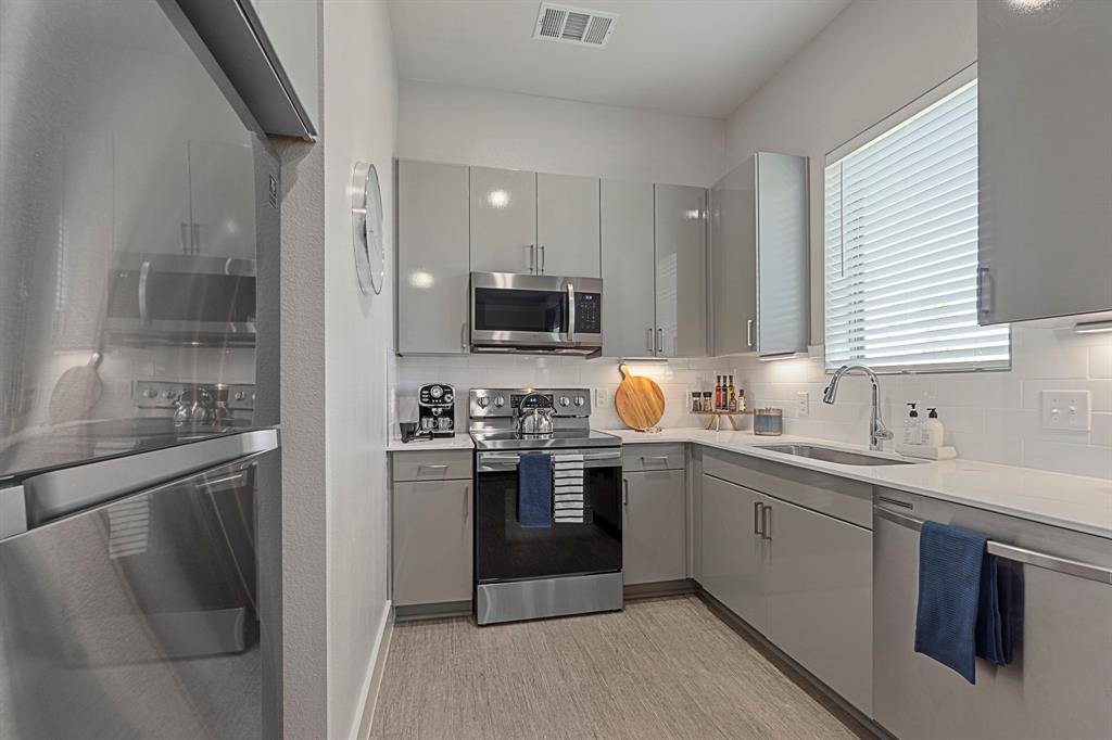 Mansions of Oak Point - Residential Lease