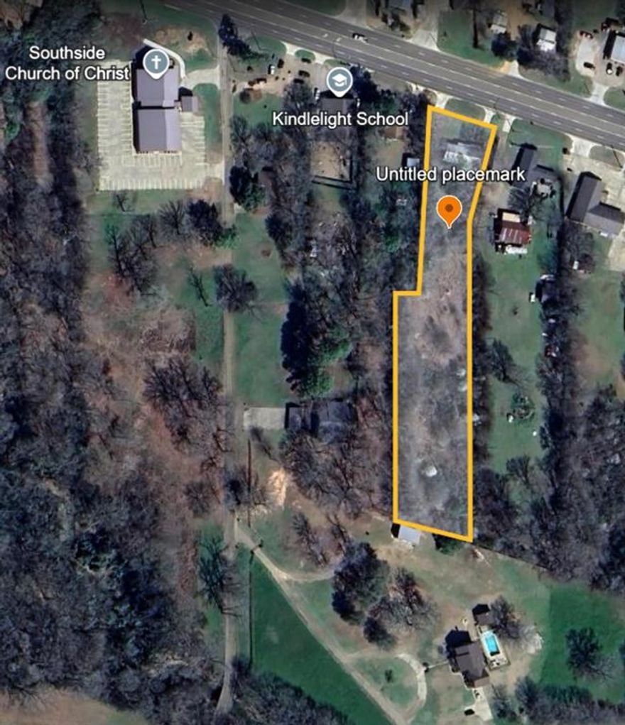 MOTIVATED SELLER!!!! Attention to prime location! Take advantage of the chance to acquire more than 2.5 acres of prime real estate featuring outstanding road frontage. This property offers abundant space for expansion or development. Located near the town center, it ensures easy access to amenities that will attract customers. An excellent investment for those looking to broaden their business ventures, it is an ideal spot for a laundromat or storage units. Don't hesitate—this opportunity won't last long!