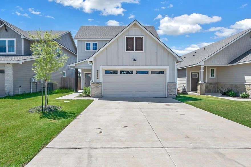 This four-bedroom, three-bathroom residence features a comfortable layout and offers a beautiful water view. The spacious kitchen, with its granite-topped island, seamlessly connects to the living room, creating a warm and inviting atmosphere throughout the home. The dining area showcases a truly enchanting window that adds character. With generously sized walk-in closets, high-end flooring, and soaring ceilings, this home offers an impressive blend of elegance and affordability. Additional features include extra cabinetry in the secondary bathrooms, stainless steel appliances, enhanced LED recessed lighting, and pre-wiring for pendant fixtures.