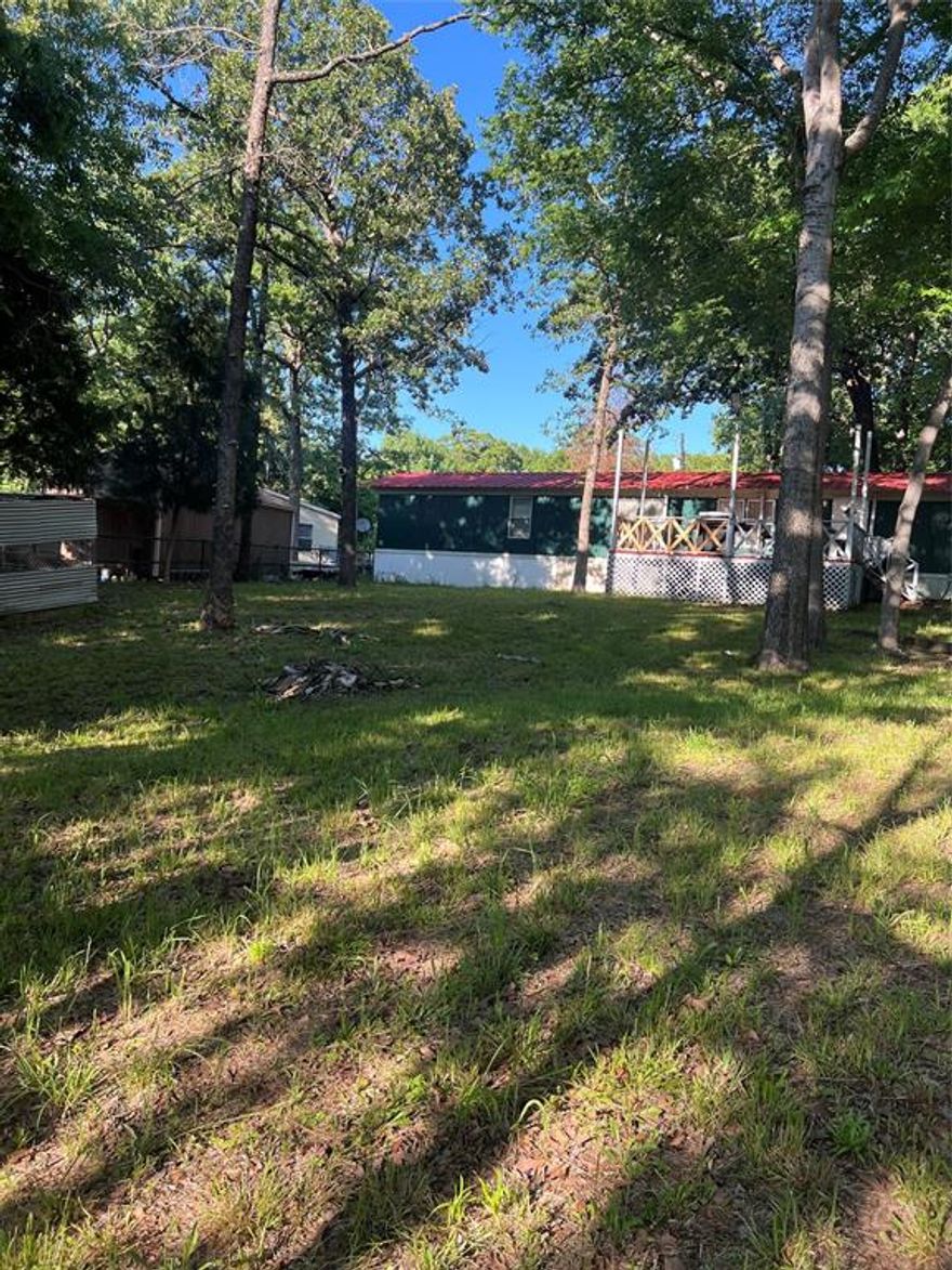 nice secluded property for those who like the lake living with a country feeling. Property is ideal for a first time buyer, weekend home or for an investors looking to add an extra rental to their portfolio.
 This 2008 single wide 3 bedroom 2 bath home have a nice large deck patio either to entertain family and friends or just to relax an enjoy the Texas nature feeling with seasonal  water view  and shade from the big tall trees.