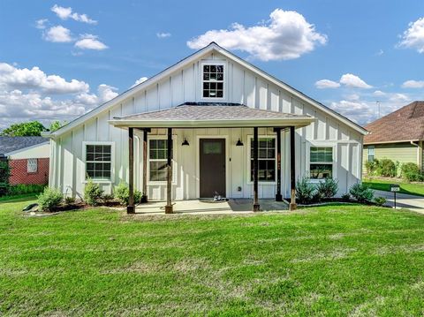 Photo of 204 Kenny Drive, West Tawakoni, TX 75474 (MLS # 21199835)