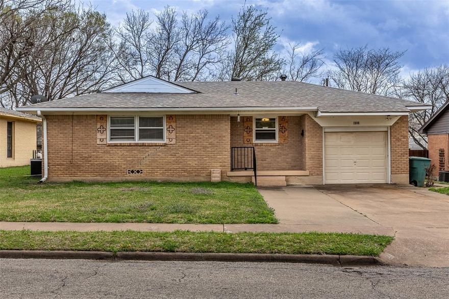 Charming brick home with 3 bedrooms, 2 full baths and 1 car garage. Two of the bedrooms are a large 14x11. There are two living areas as well. This home has a nice clean curb appeal as well as a neat and clean interior. It is move in ready for a first time home buyer or great for rental property. Also, there is a sprinkler system in front and back with a large fenced back yard. Located in a well established area of west Sherman.  This home is being sold below appraised value for a quick sale. This home is being sold AS IS. 
Hurry to see this one it want last long.