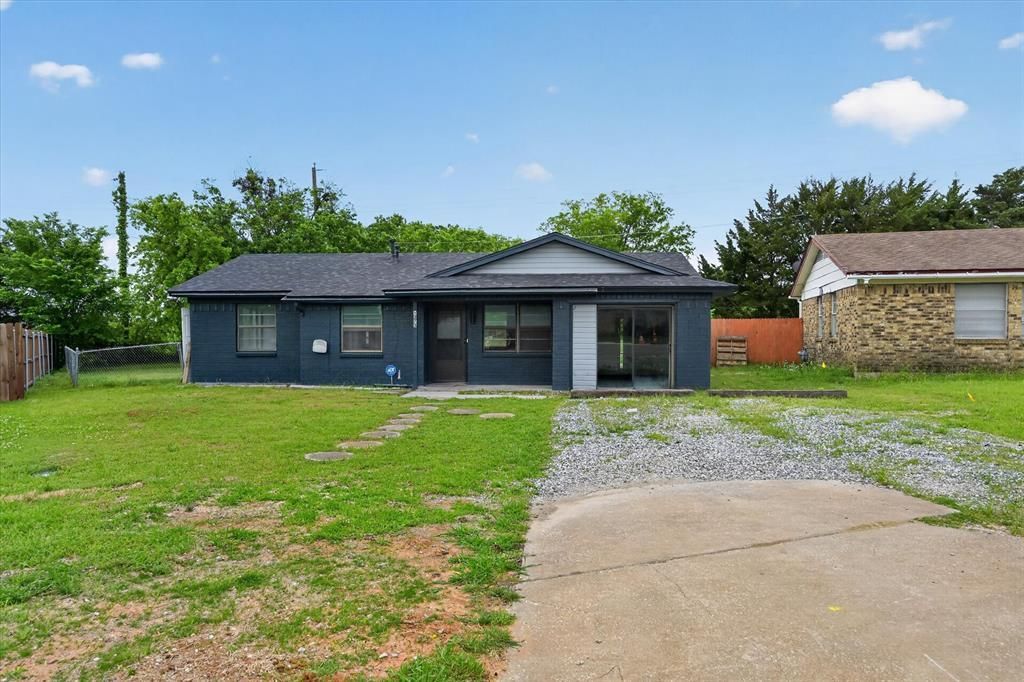 Photo of 1220 Mckinney Street, Van Alstyne, TX 75495 (MLS # 21251646)