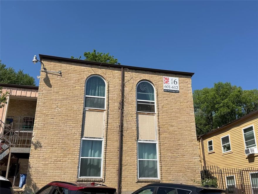 Welcome to this beautiful Condo renovated 1 Bedroom 1 Full Bathroom located in Forth Worth close to down town.  This Great property and bright condo includes granite countertops. Unit comes with Washer and Dryer, Refrigerator, and Microwave.