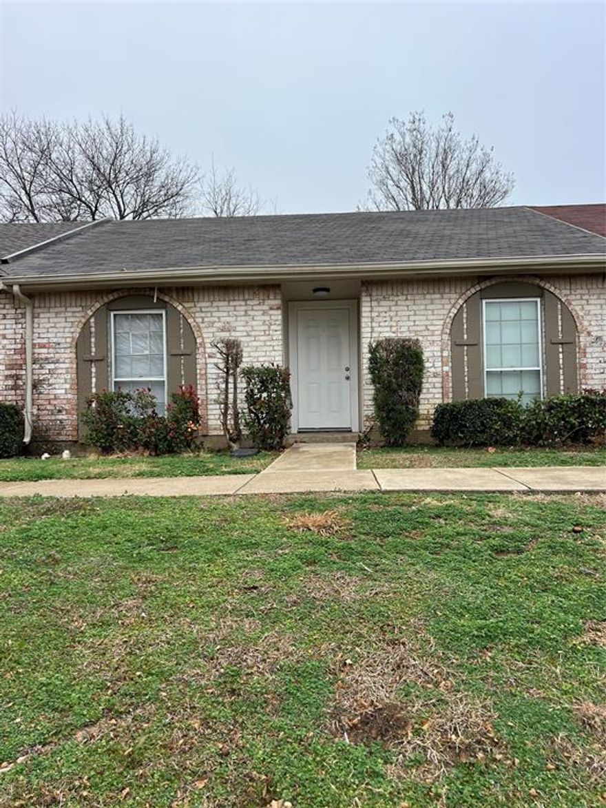 2 Bedroom 1 bath
water is included