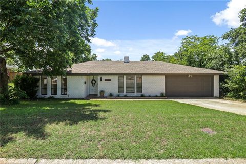 Single Family Residence in Fort Worth TX 7400 Natalie Drive.jpg