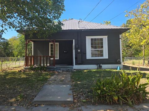 Photo of 1106 6th Street SE, Paris, TX 75460 (MLS # 21093073)
