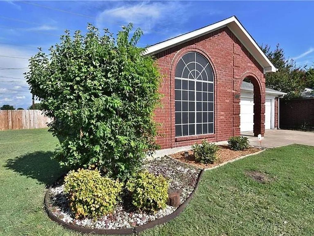 Photo of 6323 Brookbriar Court, Arlington, TX 76018 (MLS # 21215371)